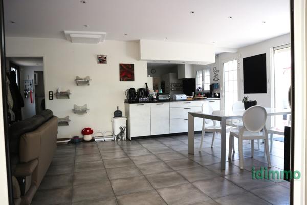 MAGNIFIQUE ENSEMBLE IMMOBILIER DE 350 M2, AVEC 2 LOGEMENTS , DANS UN LIEU RECHERCHE, AVEC PISCINE SUR UN TERRA La Rochelle (17000)