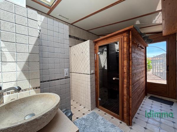 MAGNIFIQUE ENSEMBLE IMMOBILIER DE 350 M2, AVEC 2 LOGEMENTS , DANS UN LIEU RECHERCHE, AVEC PISCINE SUR UN TERRA La Rochelle (17000)