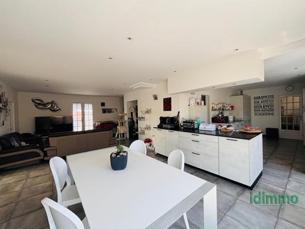 MAGNIFIQUE ENSEMBLE IMMOBILIER DE 350 M2, AVEC 2 LOGEMENTS , DANS UN LIEU RECHERCHE, AVEC PISCINE SUR UN TERRA La Rochelle (17000)
