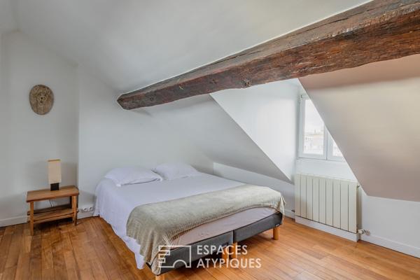 Duplex en dernier étage sous les toits au cœur du Haut Marais