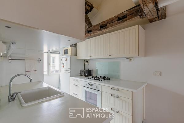 Duplex en dernier étage sous les toits au cœur du Haut Marais