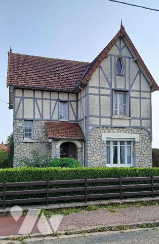 Maison de ville à rénover comprenant :
- au rez-de-chaussée : entrée, séjour / salon avec chem...