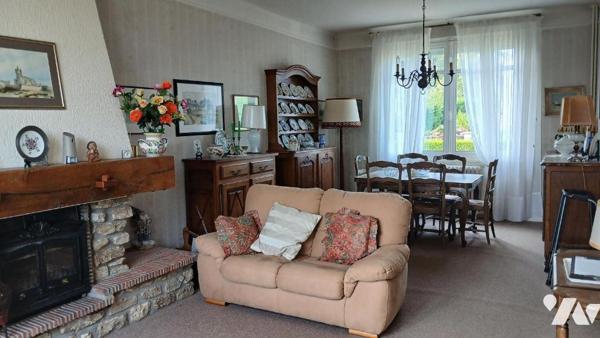 Maison de ville à rénover comprenant :
- au rez-de-chaussée : entrée, séjour / salon avec chem...