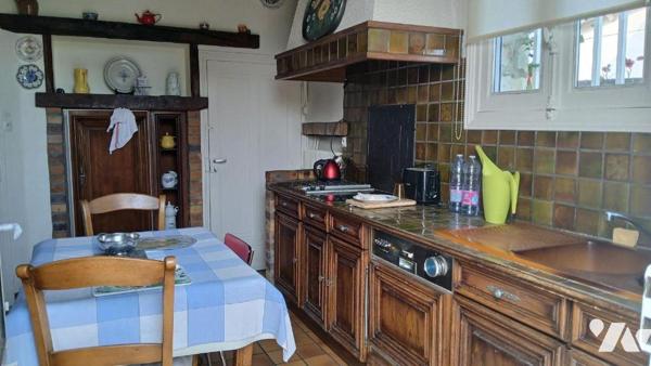 Maison de ville à rénover comprenant :
- au rez-de-chaussée : entrée, séjour / salon avec chem...