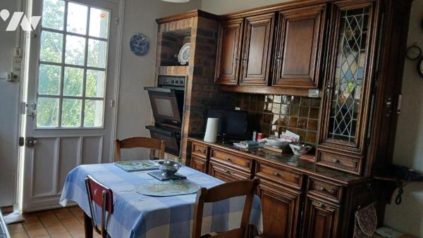 Maison de ville à rénover comprenant :
- au rez-de-chaussée : entrée, séjour / salon avec chem...