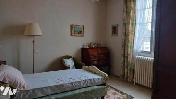 Maison de ville à rénover comprenant :
- au rez-de-chaussée : entrée, séjour / salon avec chem...