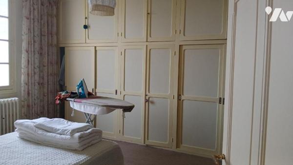 Maison de ville à rénover comprenant :
- au rez-de-chaussée : entrée, séjour / salon avec chem...