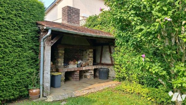 Maison de ville à rénover comprenant :
- au rez-de-chaussée : entrée, séjour / salon avec chem...