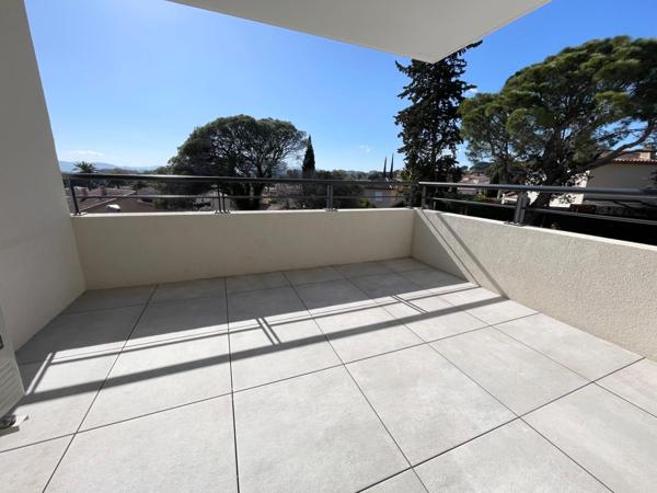 Fréjus appartement 2 pièces 47m2 dans résidence récente.