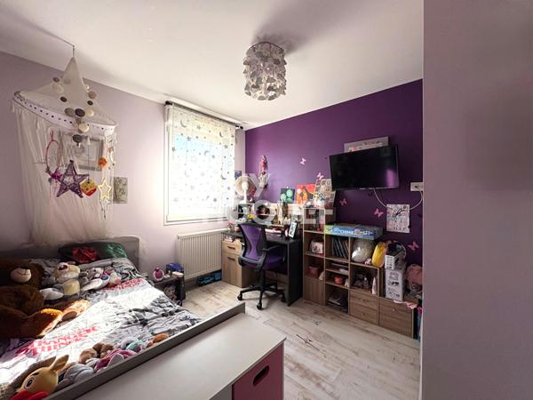 Maison récente avec 3 chambres, garage et terrain arboré et plat - DPE B