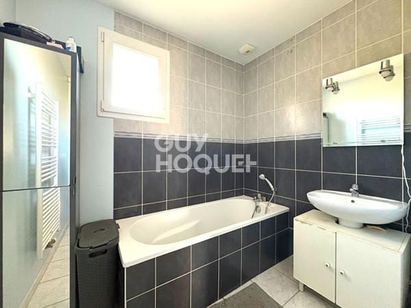 Maison récente avec 3 chambres, garage et terrain arboré et plat - DPE B