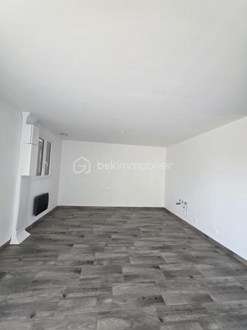 🏡 À VENDRE – CAUFFRY 🏡

Découvrez ce pavillon récent de 2022, idéal pour une famille à la recherche d’un logement moderne et fonctionnel.

✨ Au rez-de-chaussée : 
• Une entrée sur cuisine a aménagée 
• Un agréable séjour double
• Une salle d’eau avec WC
• Acces terasse 

🛏️ À l’étage :
• Un palier desservant 3 chambres
• Une salle d’eau avec WC

⚡ Chauffage électrique
🚗 Accès véhicules
🌿 Terrain de 174 m²

Un bien récent et fonctionnel, à découvrir sans tarder !

📞 Pour plus d’informations ou organiser une visite, contactez-moi.