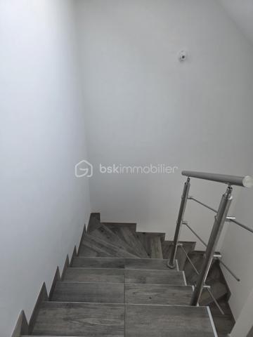 🏡 À VENDRE – CAUFFRY 🏡

Découvrez ce pavillon récent de 2022, idéal pour une famille à la recherche d’un logement moderne et fonctionnel.

✨ Au rez-de-chaussée : 
• Une entrée sur cuisine a aménagée 
• Un agréable séjour double
• Une salle d’eau avec WC
• Acces terasse 

🛏️ À l’étage :
• Un palier desservant 3 chambres
• Une salle d’eau avec WC

⚡ Chauffage électrique
🚗 Accès véhicules
🌿 Terrain de 174 m²

Un bien récent et fonctionnel, à découvrir sans tarder !

📞 Pour plus d’informations ou organiser une visite, contactez-moi.