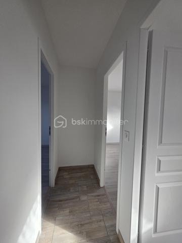 🏡 À VENDRE – CAUFFRY 🏡

Découvrez ce pavillon récent de 2022, idéal pour une famille à la recherche d’un logement moderne et fonctionnel.

✨ Au rez-de-chaussée : 
• Une entrée sur cuisine a aménagée 
• Un agréable séjour double
• Une salle d’eau avec WC
• Acces terasse 

🛏️ À l’étage :
• Un palier desservant 3 chambres
• Une salle d’eau avec WC

⚡ Chauffage électrique
🚗 Accès véhicules
🌿 Terrain de 174 m²

Un bien récent et fonctionnel, à découvrir sans tarder !

📞 Pour plus d’informations ou organiser une visite, contactez-moi.