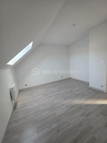🏡 À VENDRE – CAUFFRY 🏡

Découvrez ce pavillon récent de 2022, idéal pour une famille à la recherche d’un logement moderne et fonctionnel.

✨ Au rez-de-chaussée : 
• Une entrée sur cuisine a aménagée 
• Un agréable séjour double
• Une salle d’eau avec WC
• Acces terasse 

🛏️ À l’étage :
• Un palier desservant 3 chambres
• Une salle d’eau avec WC

⚡ Chauffage électrique
🚗 Accès véhicules
🌿 Terrain de 174 m²

Un bien récent et fonctionnel, à découvrir sans tarder !

📞 Pour plus d’informations ou organiser une visite, contactez-moi.