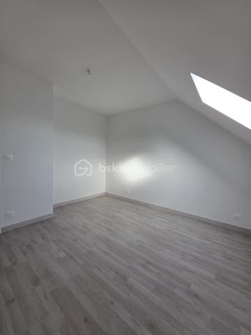 🏡 À VENDRE – CAUFFRY 🏡

Découvrez ce pavillon récent de 2022, idéal pour une famille à la recherche d’un logement moderne et fonctionnel.

✨ Au rez-de-chaussée : 
• Une entrée sur cuisine a aménagée 
• Un agréable séjour double
• Une salle d’eau avec WC
• Acces terasse 

🛏️ À l’étage :
• Un palier desservant 3 chambres
• Une salle d’eau avec WC

⚡ Chauffage électrique
🚗 Accès véhicules
🌿 Terrain de 174 m²

Un bien récent et fonctionnel, à découvrir sans tarder !

📞 Pour plus d’informations ou organiser une visite, contactez-moi.