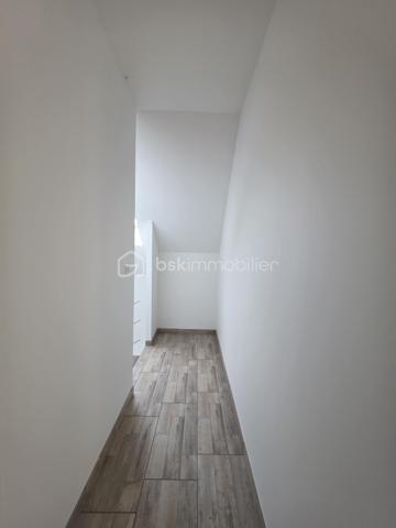 🏡 À VENDRE – CAUFFRY 🏡

Découvrez ce pavillon récent de 2022, idéal pour une famille à la recherche d’un logement moderne et fonctionnel.

✨ Au rez-de-chaussée : 
• Une entrée sur cuisine a aménagée 
• Un agréable séjour double
• Une salle d’eau avec WC
• Acces terasse 

🛏️ À l’étage :
• Un palier desservant 3 chambres
• Une salle d’eau avec WC

⚡ Chauffage électrique
🚗 Accès véhicules
🌿 Terrain de 174 m²

Un bien récent et fonctionnel, à découvrir sans tarder !

📞 Pour plus d’informations ou organiser une visite, contactez-moi.