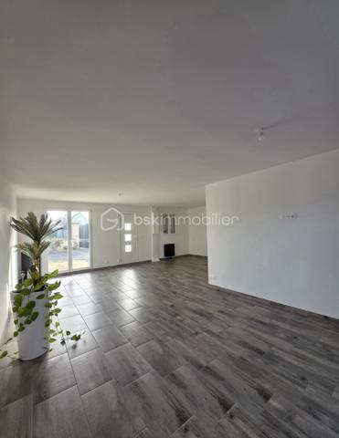 🏡 À VENDRE – CAUFFRY 🏡

Découvrez ce pavillon récent de 2022, idéal pour une famille à la recherche d’un logement moderne et fonctionnel.

✨ Au rez-de-chaussée : 
• Une entrée sur cuisine a aménagée 
• Un agréable séjour double
• Une salle d’eau avec WC
• Acces terasse 

🛏️ À l’étage :
• Un palier desservant 3 chambres
• Une salle d’eau avec WC

⚡ Chauffage électrique
🚗 Accès véhicules
🌿 Terrain de 174 m²

Un bien récent et fonctionnel, à découvrir sans tarder !

📞 Pour plus d’informations ou organiser une visite, contactez-moi.