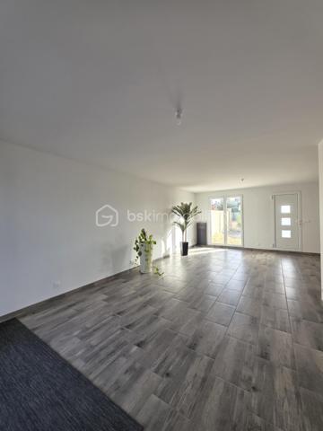 🏡 À VENDRE – CAUFFRY 🏡

Découvrez ce pavillon récent de 2022, idéal pour une famille à la recherche d’un logement moderne et fonctionnel.

✨ Au rez-de-chaussée : 
• Une entrée sur cuisine a aménagée 
• Un agréable séjour double
• Une salle d’eau avec WC
• Acces terasse 

🛏️ À l’étage :
• Un palier desservant 3 chambres
• Une salle d’eau avec WC

⚡ Chauffage électrique
🚗 Accès véhicules
🌿 Terrain de 174 m²

Un bien récent et fonctionnel, à découvrir sans tarder !

📞 Pour plus d’informations ou organiser une visite, contactez-moi.