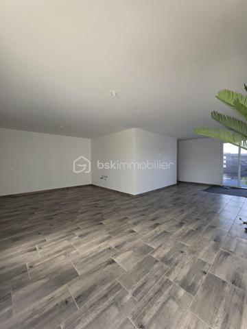 🏡 À VENDRE – CAUFFRY 🏡

Découvrez ce pavillon récent de 2022, idéal pour une famille à la recherche d’un logement moderne et fonctionnel.

✨ Au rez-de-chaussée : 
• Une entrée sur cuisine a aménagée 
• Un agréable séjour double
• Une salle d’eau avec WC
• Acces terasse 

🛏️ À l’étage :
• Un palier desservant 3 chambres
• Une salle d’eau avec WC

⚡ Chauffage électrique
🚗 Accès véhicules
🌿 Terrain de 174 m²

Un bien récent et fonctionnel, à découvrir sans tarder !

📞 Pour plus d’informations ou organiser une visite, contactez-moi.