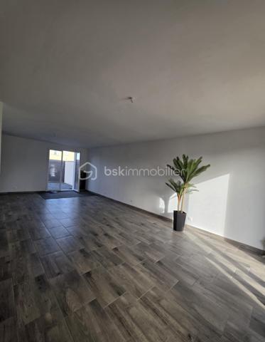 🏡 À VENDRE – CAUFFRY 🏡

Découvrez ce pavillon récent de 2022, idéal pour une famille à la recherche d’un logement moderne et fonctionnel.

✨ Au rez-de-chaussée : 
• Une entrée sur cuisine a aménagée 
• Un agréable séjour double
• Une salle d’eau avec WC
• Acces terasse 

🛏️ À l’étage :
• Un palier desservant 3 chambres
• Une salle d’eau avec WC

⚡ Chauffage électrique
🚗 Accès véhicules
🌿 Terrain de 174 m²

Un bien récent et fonctionnel, à découvrir sans tarder !

📞 Pour plus d’informations ou organiser une visite, contactez-moi.