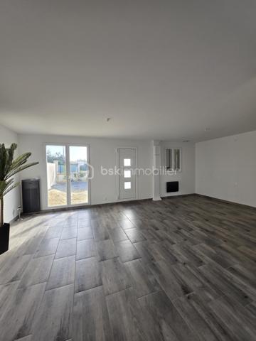 🏡 À VENDRE – CAUFFRY 🏡

Découvrez ce pavillon récent de 2022, idéal pour une famille à la recherche d’un logement moderne et fonctionnel.

✨ Au rez-de-chaussée : 
• Une entrée sur cuisine a aménagée 
• Un agréable séjour double
• Une salle d’eau avec WC
• Acces terasse 

🛏️ À l’étage :
• Un palier desservant 3 chambres
• Une salle d’eau avec WC

⚡ Chauffage électrique
🚗 Accès véhicules
🌿 Terrain de 174 m²

Un bien récent et fonctionnel, à découvrir sans tarder !

📞 Pour plus d’informations ou organiser une visite, contactez-moi.