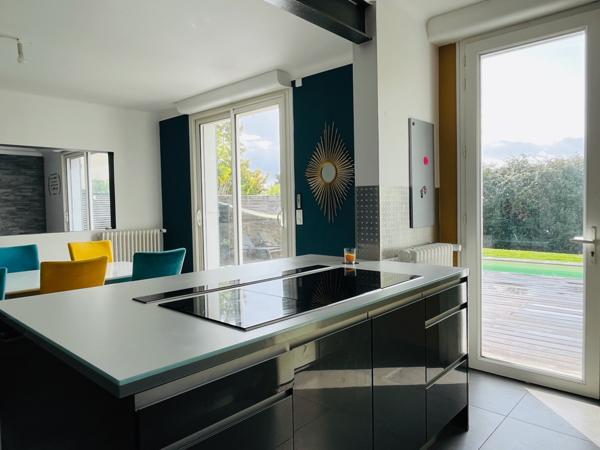 Couëron (44220) A COUERON GRANDE MAISON A VENDRE AVEC GRAND STOCKAGE (idéal artisans, familles, professions libérales) CENTRE