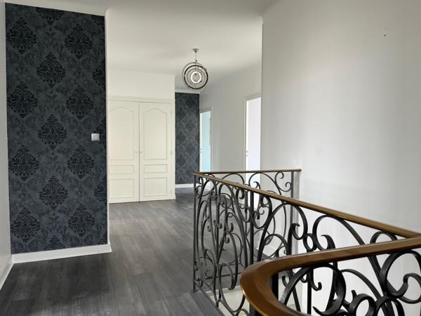 Couëron (44220) A COUERON GRANDE MAISON A VENDRE AVEC GRAND STOCKAGE (idéal artisans, familles, professions libérales) CENTRE