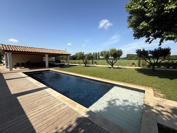 Raphèle-lès-Arles ? Mas de charme rénové avec piscine, beaux volumes et terrain arboré