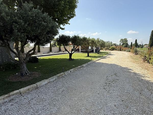 Raphèle-lès-Arles ? Mas de charme rénové avec piscine, beaux volumes et terrain arboré