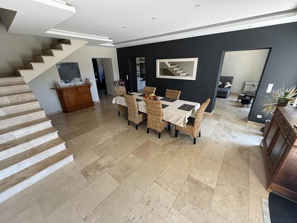 Raphèle-lès-Arles ? Mas de charme rénové avec piscine, beaux volumes et terrain arboré