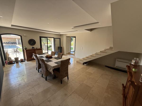 Raphèle-lès-Arles ? Mas de charme rénové avec piscine, beaux volumes et terrain arboré