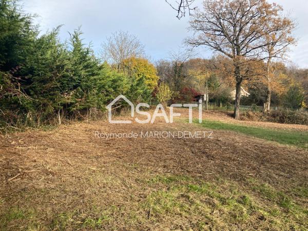 Proche de l'accès autoroute et de  toutes commodités, dans un environnement idéal, cette parcelle de terrain est parfaite pour concrétiser un projet résidentiel sur mesure.