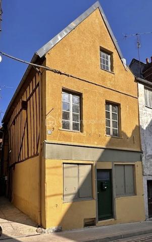 Sur la commune de Joigny, je vous propose un immeuble de rapport comprenant deux studio et un T2 .

Un studio est loué actuellement et les autres appartements seront loués prochainement.

Chaque appartement a son compteur d'eau et son compteur EDF individuel.

Quelques travaux restent à réaliser pour finaliser l'ensemble du bien hors toiture .

Pour tout renseignement complémentaire. Merci de me contacter.