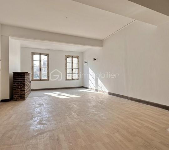 Sur la commune de Joigny, je vous propose un immeuble de rapport comprenant deux studio et un T2 .

Un studio est loué actuellement et les autres appartements seront loués prochainement.

Chaque appartement a son compteur d'eau et son compteur EDF individuel.

Quelques travaux restent à réaliser pour finaliser l'ensemble du bien hors toiture .

Pour tout renseignement complémentaire. Merci de me contacter.