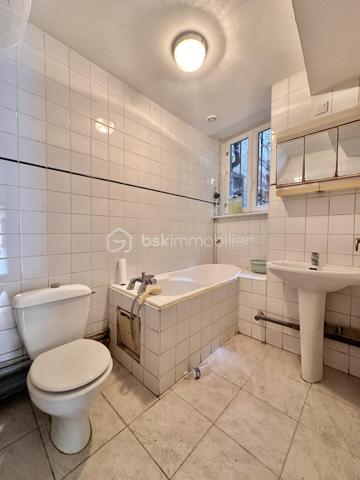 Sur la commune de Joigny, je vous propose un immeuble de rapport comprenant deux studio et un T2 .

Un studio est loué actuellement et les autres appartements seront loués prochainement.

Chaque appartement a son compteur d'eau et son compteur EDF individuel.

Quelques travaux restent à réaliser pour finaliser l'ensemble du bien hors toiture .

Pour tout renseignement complémentaire. Merci de me contacter.