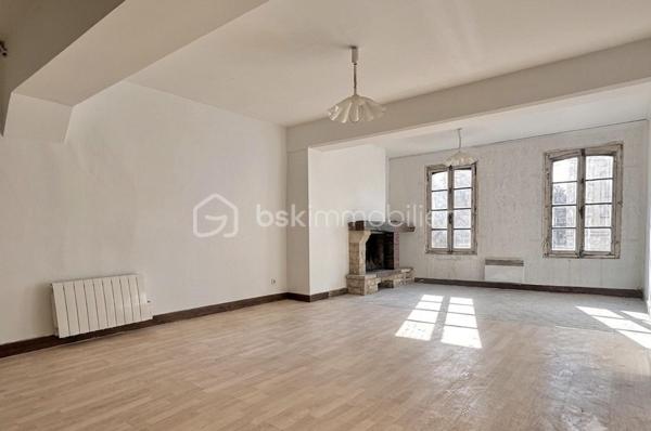 Sur la commune de Joigny, je vous propose un immeuble de rapport comprenant deux studio et un T2 .

Un studio est loué actuellement et les autres appartements seront loués prochainement.

Chaque appartement a son compteur d'eau et son compteur EDF individuel.

Quelques travaux restent à réaliser pour finaliser l'ensemble du bien hors toiture .

Pour tout renseignement complémentaire. Merci de me contacter.