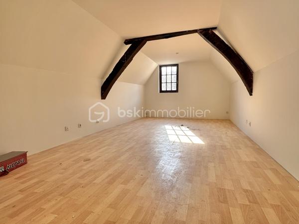 Sur la commune de Joigny, je vous propose un immeuble de rapport comprenant deux studio et un T2 .

Un studio est loué actuellement et les autres appartements seront loués prochainement.

Chaque appartement a son compteur d'eau et son compteur EDF individuel.

Quelques travaux restent à réaliser pour finaliser l'ensemble du bien hors toiture .

Pour tout renseignement complémentaire. Merci de me contacter.
