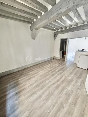 Sur la commune de Joigny, je vous propose un immeuble de rapport comprenant deux studio et un T2 .

Un studio est loué actuellement et les autres appartements seront loués prochainement.

Chaque appartement a son compteur d'eau et son compteur EDF individuel.

Quelques travaux restent à réaliser pour finaliser l'ensemble du bien hors toiture .

Pour tout renseignement complémentaire. Merci de me contacter.