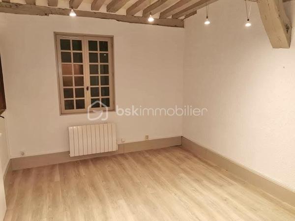 Sur la commune de Joigny, je vous propose un immeuble de rapport comprenant deux studio et un T2 .

Un studio est loué actuellement et les autres appartements seront loués prochainement.

Chaque appartement a son compteur d'eau et son compteur EDF individuel.

Quelques travaux restent à réaliser pour finaliser l'ensemble du bien hors toiture .

Pour tout renseignement complémentaire. Merci de me contacter.