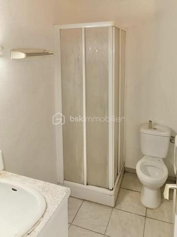 Sur la commune de Joigny, je vous propose un immeuble de rapport comprenant deux studio et un T2 .

Un studio est loué actuellement et les autres appartements seront loués prochainement.

Chaque appartement a son compteur d'eau et son compteur EDF individuel.

Quelques travaux restent à réaliser pour finaliser l'ensemble du bien hors toiture .

Pour tout renseignement complémentaire. Merci de me contacter.