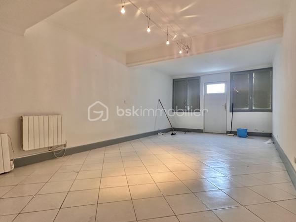 Sur la commune de Joigny, je vous propose un immeuble de rapport comprenant deux studio et un T2 .

Un studio est loué actuellement et les autres appartements seront loués prochainement.

Chaque appartement a son compteur d'eau et son compteur EDF individuel.

Quelques travaux restent à réaliser pour finaliser l'ensemble du bien hors toiture .

Pour tout renseignement complémentaire. Merci de me contacter.