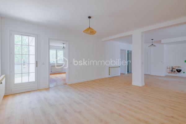 À proximité immédiate du centre d’Azieu et de ses commerces, dans un environnement calme et privilégié, cet appartement de 105 m² rénové, vous séduira par ses volumes généreux et son atmosphère chaleureuse. 
Le séjour double offre une belle pièce de réception sublimée par une cheminée ancienne qui confère caractère à l’ensemble de cette espace de vie de plus 40m².
Dans son prolongement, une cuisine ouverte sera installée fin août, dessinant un espace de vie contemporain, convivial et parfaitement adapté au quotidien.
L’espace nuit propose trois chambres, une salle d’eau et des toilettes, offrant une distribution idéale pour une vie de famille.
À l’extérieur, un jardin privatif au calme prolonge naturellement les espaces de vie et constitue un véritable écrin de verdure, rare pour un appartement de cette superficie.
Un abri de jardin pouvant être aménagé en dépendance et un garage viennent compléter ce bien aux prestations particulièrement complètes.
Une adresse recherchée, à quelques pas des commodités, pour un appartement familial singulier où charme, volumes et qualité de vie se conjuguent avec élégance.