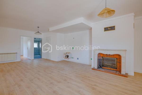À proximité immédiate du centre d’Azieu et de ses commerces, dans un environnement calme et privilégié, cet appartement de 105 m² rénové, vous séduira par ses volumes généreux et son atmosphère chaleureuse. 
Le séjour double offre une belle pièce de réception sublimée par une cheminée ancienne qui confère caractère à l’ensemble de cette espace de vie de plus 40m².
Dans son prolongement, une cuisine ouverte sera installée fin août, dessinant un espace de vie contemporain, convivial et parfaitement adapté au quotidien.
L’espace nuit propose trois chambres, une salle d’eau et des toilettes, offrant une distribution idéale pour une vie de famille.
À l’extérieur, un jardin privatif au calme prolonge naturellement les espaces de vie et constitue un véritable écrin de verdure, rare pour un appartement de cette superficie.
Un abri de jardin pouvant être aménagé en dépendance et un garage viennent compléter ce bien aux prestations particulièrement complètes.
Une adresse recherchée, à quelques pas des commodités, pour un appartement familial singulier où charme, volumes et qualité de vie se conjuguent avec élégance.