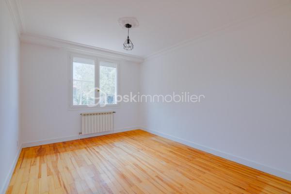 À proximité immédiate du centre d’Azieu et de ses commerces, dans un environnement calme et privilégié, cet appartement de 105 m² rénové, vous séduira par ses volumes généreux et son atmosphère chaleureuse. 
Le séjour double offre une belle pièce de réception sublimée par une cheminée ancienne qui confère caractère à l’ensemble de cette espace de vie de plus 40m².
Dans son prolongement, une cuisine ouverte sera installée fin août, dessinant un espace de vie contemporain, convivial et parfaitement adapté au quotidien.
L’espace nuit propose trois chambres, une salle d’eau et des toilettes, offrant une distribution idéale pour une vie de famille.
À l’extérieur, un jardin privatif au calme prolonge naturellement les espaces de vie et constitue un véritable écrin de verdure, rare pour un appartement de cette superficie.
Un abri de jardin pouvant être aménagé en dépendance et un garage viennent compléter ce bien aux prestations particulièrement complètes.
Une adresse recherchée, à quelques pas des commodités, pour un appartement familial singulier où charme, volumes et qualité de vie se conjuguent avec élégance.