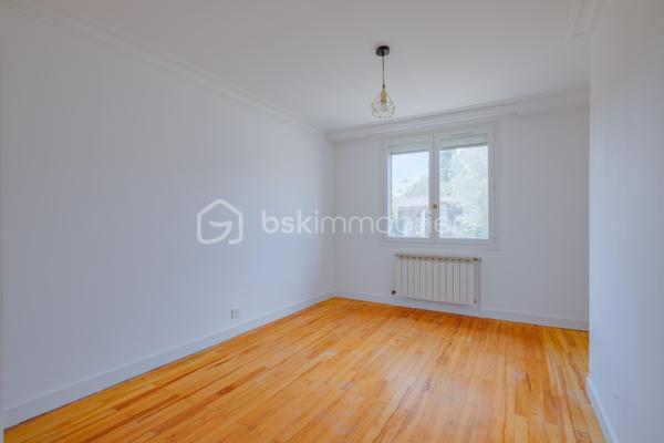 À proximité immédiate du centre d’Azieu et de ses commerces, dans un environnement calme et privilégié, cet appartement de 105 m² rénové, vous séduira par ses volumes généreux et son atmosphère chaleureuse. 
Le séjour double offre une belle pièce de réception sublimée par une cheminée ancienne qui confère caractère à l’ensemble de cette espace de vie de plus 40m².
Dans son prolongement, une cuisine ouverte sera installée fin août, dessinant un espace de vie contemporain, convivial et parfaitement adapté au quotidien.
L’espace nuit propose trois chambres, une salle d’eau et des toilettes, offrant une distribution idéale pour une vie de famille.
À l’extérieur, un jardin privatif au calme prolonge naturellement les espaces de vie et constitue un véritable écrin de verdure, rare pour un appartement de cette superficie.
Un abri de jardin pouvant être aménagé en dépendance et un garage viennent compléter ce bien aux prestations particulièrement complètes.
Une adresse recherchée, à quelques pas des commodités, pour un appartement familial singulier où charme, volumes et qualité de vie se conjuguent avec élégance.