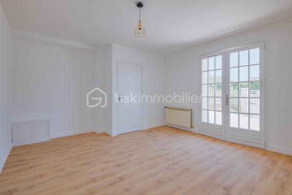 À proximité immédiate du centre d’Azieu et de ses commerces, dans un environnement calme et privilégié, cet appartement de 105 m² rénové, vous séduira par ses volumes généreux et son atmosphère chaleureuse. 
Le séjour double offre une belle pièce de réception sublimée par une cheminée ancienne qui confère caractère à l’ensemble de cette espace de vie de plus 40m².
Dans son prolongement, une cuisine ouverte sera installée fin août, dessinant un espace de vie contemporain, convivial et parfaitement adapté au quotidien.
L’espace nuit propose trois chambres, une salle d’eau et des toilettes, offrant une distribution idéale pour une vie de famille.
À l’extérieur, un jardin privatif au calme prolonge naturellement les espaces de vie et constitue un véritable écrin de verdure, rare pour un appartement de cette superficie.
Un abri de jardin pouvant être aménagé en dépendance et un garage viennent compléter ce bien aux prestations particulièrement complètes.
Une adresse recherchée, à quelques pas des commodités, pour un appartement familial singulier où charme, volumes et qualité de vie se conjuguent avec élégance.