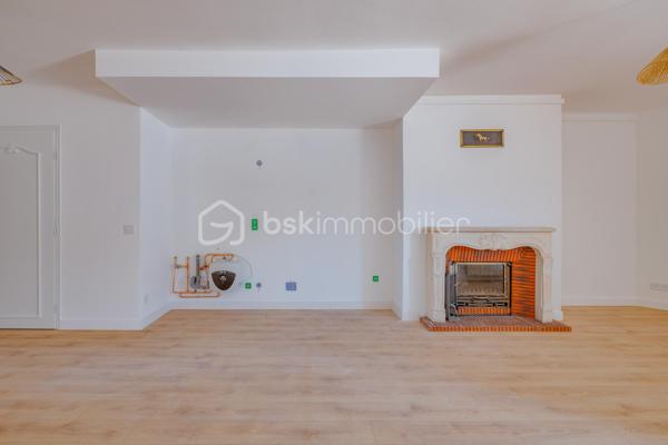 À proximité immédiate du centre d’Azieu et de ses commerces, dans un environnement calme et privilégié, cet appartement de 105 m² rénové, vous séduira par ses volumes généreux et son atmosphère chaleureuse. 
Le séjour double offre une belle pièce de réception sublimée par une cheminée ancienne qui confère caractère à l’ensemble de cette espace de vie de plus 40m².
Dans son prolongement, une cuisine ouverte sera installée fin août, dessinant un espace de vie contemporain, convivial et parfaitement adapté au quotidien.
L’espace nuit propose trois chambres, une salle d’eau et des toilettes, offrant une distribution idéale pour une vie de famille.
À l’extérieur, un jardin privatif au calme prolonge naturellement les espaces de vie et constitue un véritable écrin de verdure, rare pour un appartement de cette superficie.
Un abri de jardin pouvant être aménagé en dépendance et un garage viennent compléter ce bien aux prestations particulièrement complètes.
Une adresse recherchée, à quelques pas des commodités, pour un appartement familial singulier où charme, volumes et qualité de vie se conjuguent avec élégance.