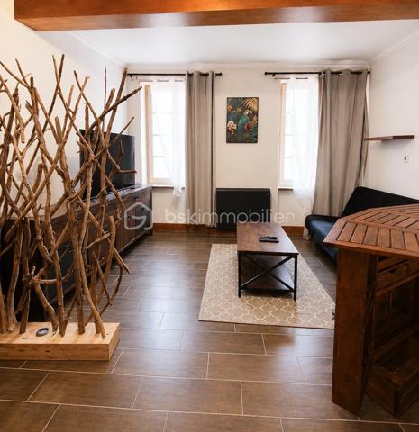 🏢 IMMEUBLE DE RAPPORT – INVESTISSEMENT LOCATIF – 188 M2 AU SOL— 134 M2 HABITABLE — CENTRE VILLE DE CARCASSONNE 

À découvrir, immeuble de rapport d’une surface totale d’environ 188 m², idéal pour un investissement locatif avec plusieurs sources de revenus idéalement situé au centre ville proche de tous commerces et IUT.

L’immeuble se compose de :

* Un local commercial d’environ 40 m², actuellement loué 650 € / mois.
* Un appartement d’environ 39 m², comprenant une cuisine, une salle d’eau avec wc et une chambre, actuellement exploité en location courte durée via une conciergerie.

* Un deuxième appartement d’environ 39 m², également composé d’une cuisine, d’une salle d’eau, 1wc et d’une chambre et un espace détente actuellement exploité en location courte durée via une conciergerie.

* Un troisième logement d’environ 19 m², de type studio avec terrasse pouvant être exploité en location saisonnière ou en location traditionnelle, avec un potentiel locatif d’environ 450 € / mois.

* Une cave d’environ 29 m², offrant un espace de stockage complémentaire.

L’ensemble développe environ 134 m² habitables, pour une surface totale d’environ 188 m².

💰 Revenus locatifs possible : 

* 2 appartements Airbnb : 90 € / nuit chacun → 180 € / nuit pour les deux.( hors frais de ménage )
* Local commercial : 650 € / mois, actuellement loué → 7 800 € / an.
* 3e étage :
    * soit Airbnb à 40 € / nuit,
    * soit location classique à 450 € / mois → 5 400 € / an.

Exemple avec une occupation Airbnb de 60 %

Pour les 2 appartements :
180 € × 365 × 60 % = 39 420 € / an

Pour le 3e étage en Airbnb :
40 € × 365 × 60 % = 8 760 € / an

Avec le local commercial :
7 800 € / an

➡️ Revenus locatifs bruts estimés : 55 980 € / an, soit environ 4 665 € / mois.

Si le 3e étage est loué 450 €/mois à l’année, on serait plutôt à :

39 420 € + 7 800 € + 5 400 € = 52 620 € / an, soit 4 385 € / mois.

La taxe foncière s’élève à 3 445 € par an.

Les deux appartements principaux sont actuellement exploités en location courte durée via une conciergerie, permettant une gestion simplifiée. Le troisième logement peut également être exploité en Airbnb ou proposé en location à l’année.

‼️‼️L’immeuble est vendu entièrement meublé, tel que présenté sur les photographies, permettant une mise en exploitation rapide.

👉 Un investissement clé en main, offrant plusieurs lots, plusieurs sources de revenus et un potentiel locatif intéressant, idéal pour un investisseur recherchant un bien déjà exploité.

À visiter sans tarder !