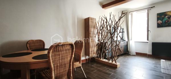 🏢 IMMEUBLE DE RAPPORT – INVESTISSEMENT LOCATIF – 188 M2 AU SOL— 134 M2 HABITABLE — CENTRE VILLE DE CARCASSONNE 

À découvrir, immeuble de rapport d’une surface totale d’environ 188 m², idéal pour un investissement locatif avec plusieurs sources de revenus idéalement situé au centre ville proche de tous commerces et IUT.

L’immeuble se compose de :

* Un local commercial d’environ 40 m², actuellement loué 650 € / mois.
* Un appartement d’environ 39 m², comprenant une cuisine, une salle d’eau avec wc et une chambre, actuellement exploité en location courte durée via une conciergerie.

* Un deuxième appartement d’environ 39 m², également composé d’une cuisine, d’une salle d’eau, 1wc et d’une chambre et un espace détente actuellement exploité en location courte durée via une conciergerie.

* Un troisième logement d’environ 19 m², de type studio avec terrasse pouvant être exploité en location saisonnière ou en location traditionnelle, avec un potentiel locatif d’environ 450 € / mois.

* Une cave d’environ 29 m², offrant un espace de stockage complémentaire.

L’ensemble développe environ 134 m² habitables, pour une surface totale d’environ 188 m².

💰 Revenus locatifs possible : 

* 2 appartements Airbnb : 90 € / nuit chacun → 180 € / nuit pour les deux.( hors frais de ménage )
* Local commercial : 650 € / mois, actuellement loué → 7 800 € / an.
* 3e étage :
    * soit Airbnb à 40 € / nuit,
    * soit location classique à 450 € / mois → 5 400 € / an.

Exemple avec une occupation Airbnb de 60 %

Pour les 2 appartements :
180 € × 365 × 60 % = 39 420 € / an

Pour le 3e étage en Airbnb :
40 € × 365 × 60 % = 8 760 € / an

Avec le local commercial :
7 800 € / an

➡️ Revenus locatifs bruts estimés : 55 980 € / an, soit environ 4 665 € / mois.

Si le 3e étage est loué 450 €/mois à l’année, on serait plutôt à :

39 420 € + 7 800 € + 5 400 € = 52 620 € / an, soit 4 385 € / mois.

La taxe foncière s’élève à 3 445 € par an.

Les deux appartements principaux sont actuellement exploités en location courte durée via une conciergerie, permettant une gestion simplifiée. Le troisième logement peut également être exploité en Airbnb ou proposé en location à l’année.

‼️‼️L’immeuble est vendu entièrement meublé, tel que présenté sur les photographies, permettant une mise en exploitation rapide.

👉 Un investissement clé en main, offrant plusieurs lots, plusieurs sources de revenus et un potentiel locatif intéressant, idéal pour un investisseur recherchant un bien déjà exploité.

À visiter sans tarder !